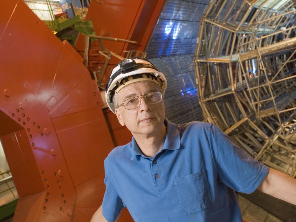 Portrait of Jurgen with the ALICE detector behind him 